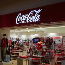 赤一色の店内 By Morka コカ コーラストアのクチコミ フォートラベル 赤一色の店内 By Morka コカ コーラストアのクチコミ フォートラベル