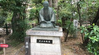 生國魂さんの境内横の細道に。