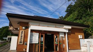 滝のそばにあるお土産店