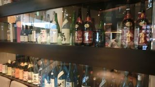 洒落た象徴酒場だが、値段は高級バー並み