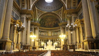 ギリシャ神殿のような教会