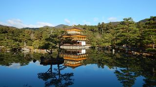 鏡湖池に映る金閣