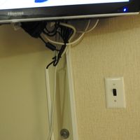 配線が垂れ下がっている