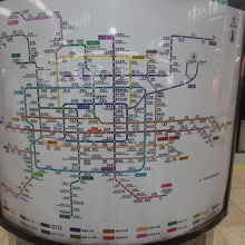 ホームの柱に掲示された路線図