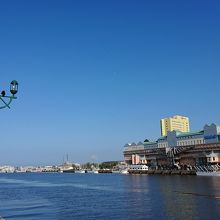 サンマ漁船が停泊する釧路川河口