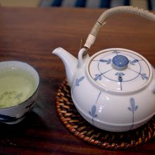 茶を飲みながら待つ