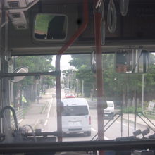 路線バス車内から眺める赤松街道の景観の一例