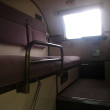 寝台内に立ち入って休息することも可能です