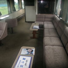 開放的なラウンジエリアの様子