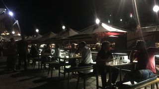 オペラハウスとハーバーブリッジ！シドニー湾の夜景を見ながらお酒をいただく