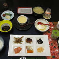 朝食はちょこっとずつ品数多目。グリーンスムージーもありました