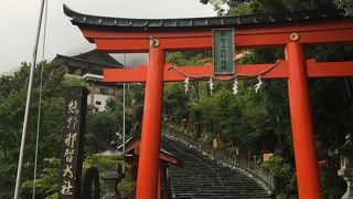 境内は広くて、朱塗りが鮮やか。