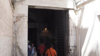 プロムナードからの宮殿への入口
