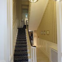 間口は狭くて、この奥にレセプションがあります