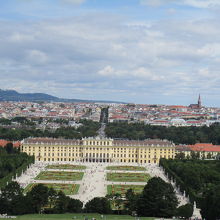 グロリエッテの展望テラスから宮殿と背後の市街地を俯瞰
