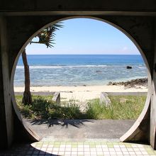 公衆トイレを潜ってビーチに進みます♪