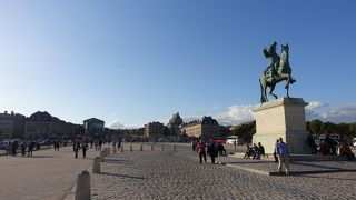 騎馬像がお出迎え