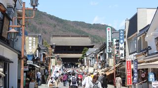 お土産屋さんが並んでいる石畳の通り