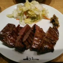 牛たんは厚切りで食べごたえあります