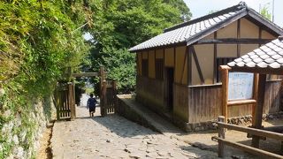 観光案内所から最初に登る坂。けっこう厳しいです。