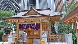 ビルに囲まれたピカピカの稲荷神社