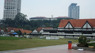 ムルデカ広場に面したクラブハウス