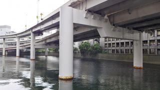 高速道路が覆っているので景観は台無しです