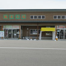 左がレストラン