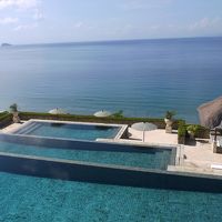 強い日差しで綺麗に映えるプール