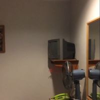 扇風機のみで過ごせる。番組を見ていないがテレビは古い。