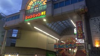 狭い通路に店がひしめき合う