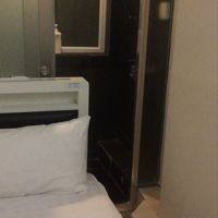 シャワールームまで行くにもベッドの上を進むほどの広さです。