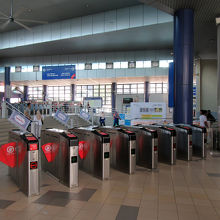 さて駅は、ターミナル駅らしく改札ゲートも多く設置されています