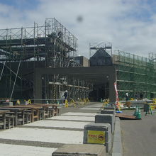 工事中の建物外観