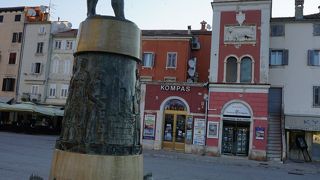 【ロヴィニ】チトー広場に建つ時計塔