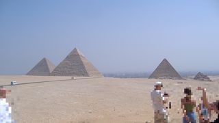 メンカウラー王のピラミッドの横には王妃たちの小振りのピラミッドが三つ並んでいました。