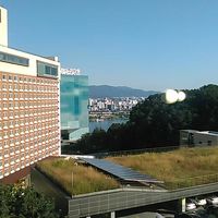 ベランダから左に本館、真ん中の遠くに漢川が見えます