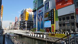 橋、巨大看板、タコ焼き！