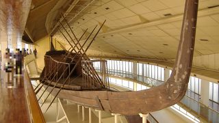 数千年前の長さ４３ｍの存在感ある船体を見学し、しばし天空を旅した気分になりました。