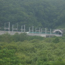 トンネルから姿を現した北海道新幹線の遠景
