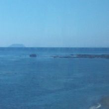 沖合に望むことができる渡島小島の遠景