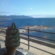 海を見ながらのソフトクリーム、最高です！