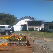 寂しげな雰囲気が漂う”駅前広場”の様子