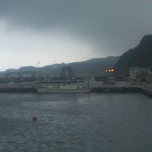 フェリーターミナル駐車場から望む鍋釣岩の様子