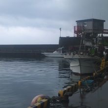 なべつる海岸沿いには港があります