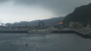 一応、フェリーターミナルからも鍋釣岩が望めますが…。