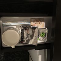 ライティングデスクと引出の中