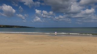 白砂のどこまでも続く美しいビーチ