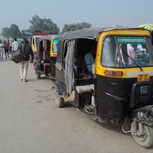 駅前で客待ち中のアサプール行きシェアオート
