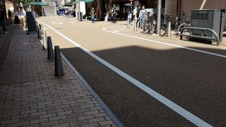 買い物も食事も楽しめる商店街